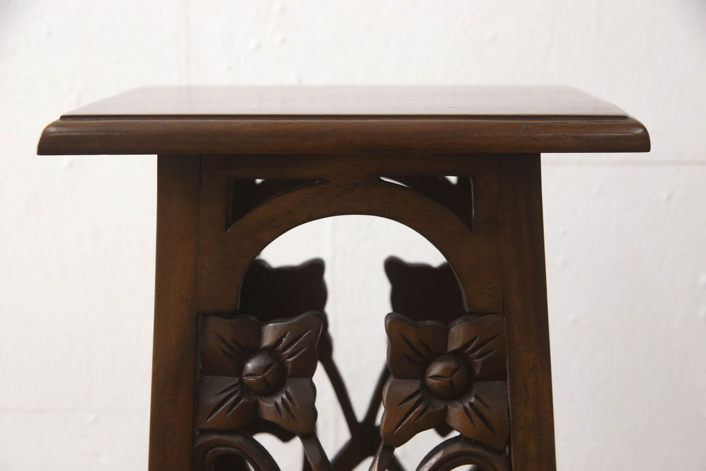 中古　マホガニー材　シックな佇まいの彫刻サイドテーブル(飾り台、花台、ディスプレイ台)(R-061376)