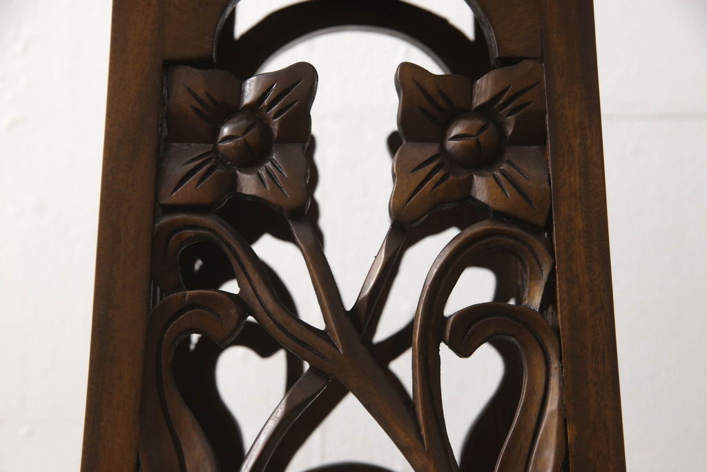 中古　マホガニー材　シックな佇まいの彫刻サイドテーブル(飾り台、花台、ディスプレイ台)(R-061376)