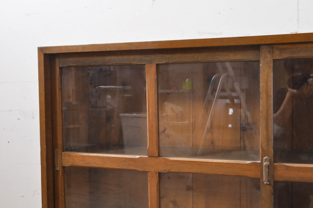 和製アンティーク　両面使い　ナラ(楢)材　シンプルなデザインのレトロ感溢れるカウンター収納棚(サイドボード、サイドキャビネット、カウンターテーブル、本箱、ブックケース、戸棚、飾り棚)(R-069184)