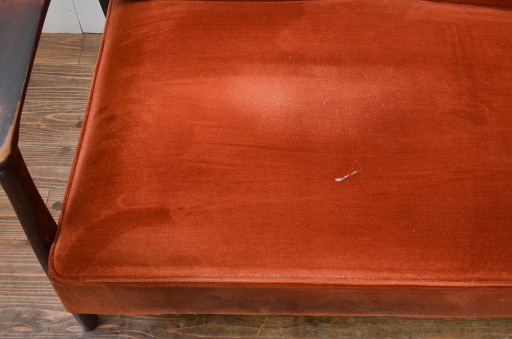 中古　美品　松本民芸家具　#301型曲肘布張椅子　上品なオレンジカラーが空間のアクセントになる3人掛けソファ(3P、三人掛け、トリプルソファ、アームソファ)(定価約48万円)(R-069504)