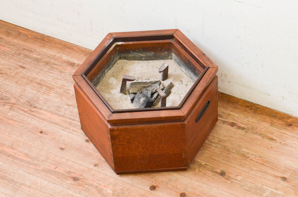 和製アンティーク　シンプルな造りと六角形デザインが素敵な箱火鉢(長火鉢、囲炉裏、木製火鉢)(R-069550)