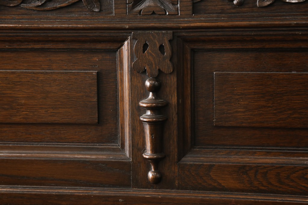 イギリスアンティーク　オーク材　クラシカルで品のある佇まいが美しいサイドボード(キャビネット、収納棚、戸棚)(R-058373)