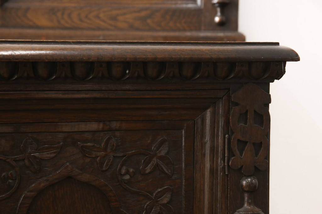 イギリスアンティーク　オーク材　クラシカルで品のある佇まいが美しいサイドボード(キャビネット、収納棚、戸棚)(R-058373)