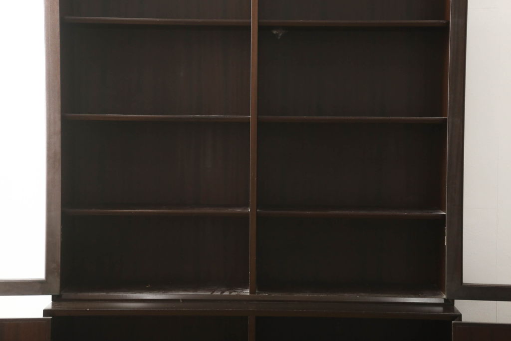 デンマークビンテージ　ローズウッド材　直線的なデザインがスタイリッシュで格好良いキャビネット(戸棚、収納棚、食器棚、飾り棚、ヴィンテージ)(R-061557)