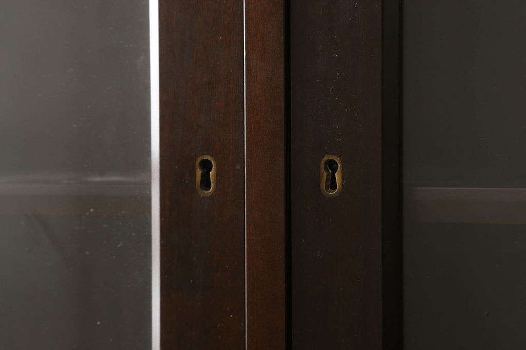 デンマークビンテージ　ローズウッド材　直線的なデザインがスタイリッシュで格好良いキャビネット(戸棚、収納棚、食器棚、飾り棚、ヴィンテージ)(R-061557)