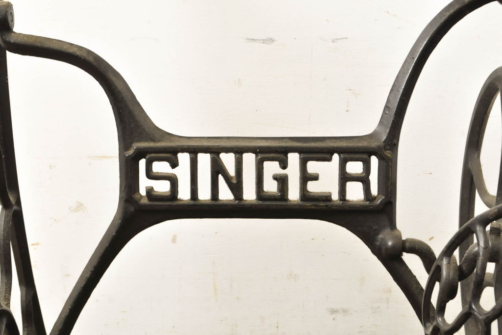 イギリスアンティーク　SINGER(シンガー)社　レトロな佇まいがお洒落なミシンの鉄脚(シンガーミシン、ミシンテーブル、ミシン台)(R-061939)