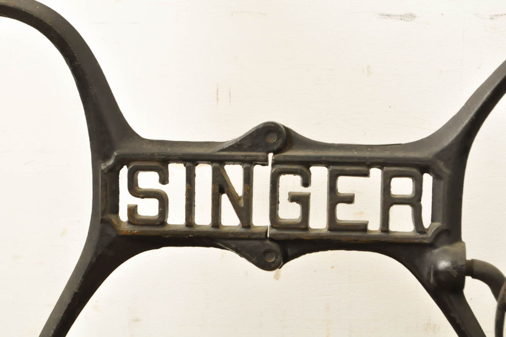 イギリスアンティーク　SINGER(シンガー)社　レトロな佇まいがお洒落なミシンの鉄脚(シンガーミシン、ミシンテーブル、ミシン台)(R-061944)
