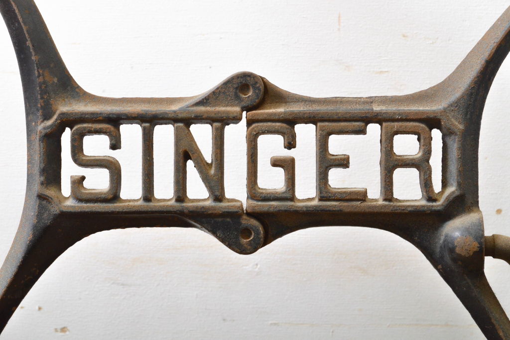 イギリスアンティーク　SINGER(シンガー)社　レトロな佇まいがお洒落なミシンの鉄脚(シンガーミシン、ミシンテーブル、ミシン台)(R-061921)