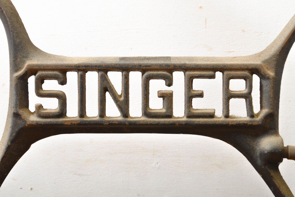 イギリスアンティーク　SINGER(シンガー)社　レトロな佇まいがお洒落なミシンの鉄脚(シンガーミシン、ミシンテーブル、ミシン台)(R-061924)