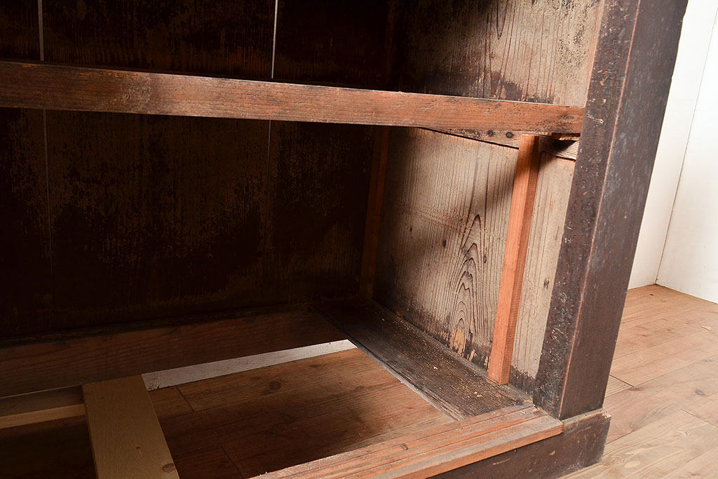 アンティーク家具　堅牢な鎧戸が和の空間を高める水屋箪笥サイドボード(収納棚、戸棚、キャビネット)(R-039761)