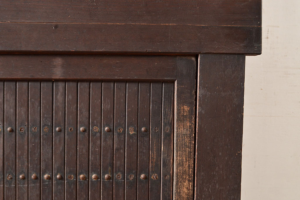 アンティーク家具　堅牢な鎧戸が和の空間を高める水屋箪笥サイドボード(収納棚、戸棚、キャビネット)(R-039761)