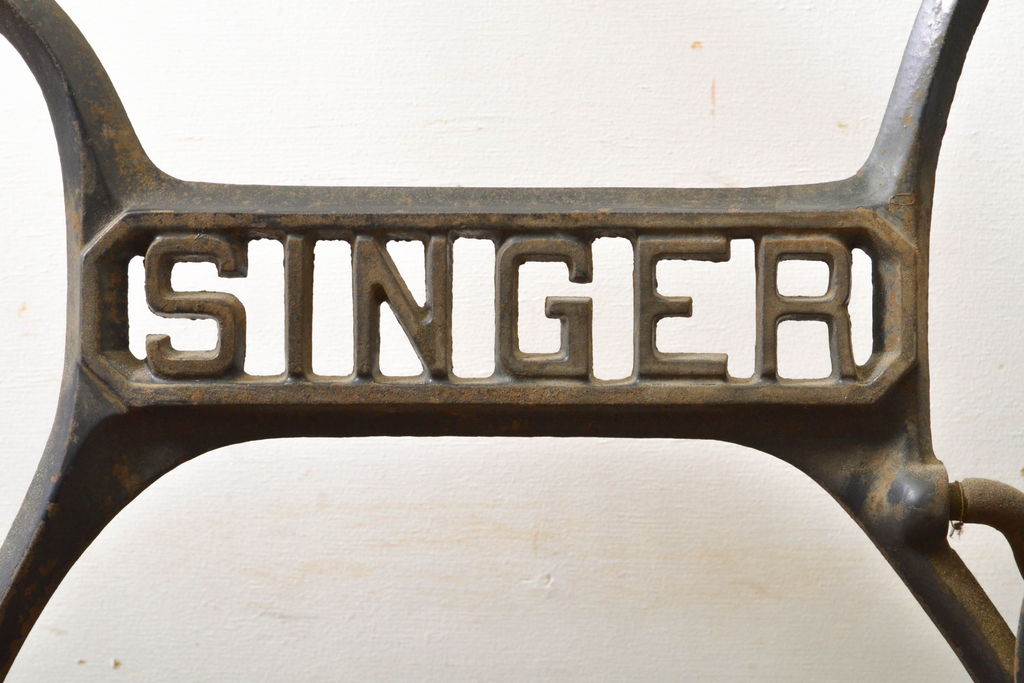 イギリスアンティーク　SINGER(シンガー)社　レトロな佇まいがお洒落なミシンの鉄脚(シンガーミシン、ミシンテーブル、ミシン台)(R-061981)