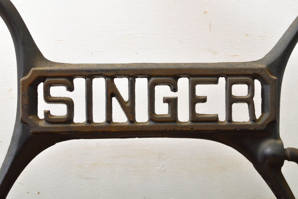 イギリスアンティーク　SINGER(シンガー)社　レトロな佇まいがお洒落なミシンの鉄脚(シンガーミシン、ミシンテーブル、ミシン台)(R-061982)