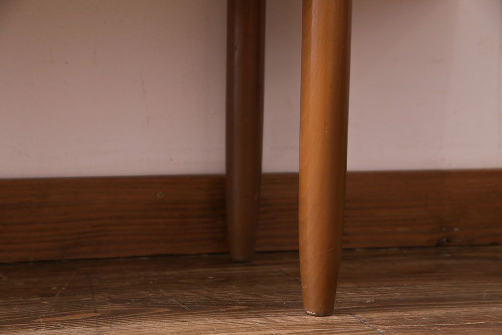 ビンテージ家具　北欧ヴィンテージ　チーク材　細身の脚がスタイリッシュなサイドチェスト(サイドボード、ローチェスト、リビングボード)