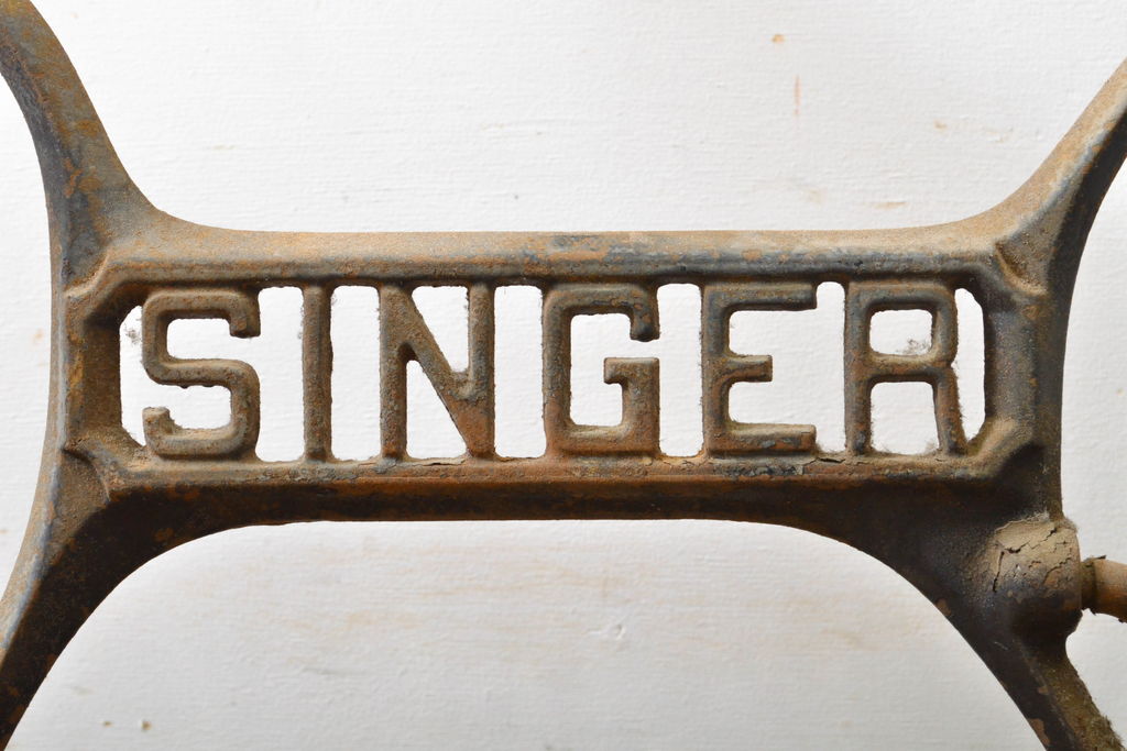 イギリスアンティーク　SINGER(シンガー)社　レトロな佇まいがお洒落なミシンの鉄脚(シンガーミシン、ミシンテーブル、ミシン台)(R-061983)