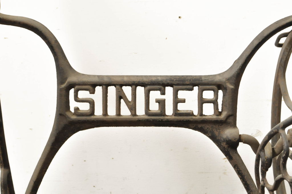 イギリスアンティーク　SINGER(シンガー)社　レトロな佇まいがお洒落なミシンの鉄脚(シンガーミシン、ミシンテーブル、ミシン台)(R-061865)