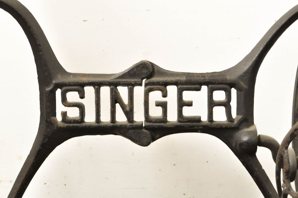 イギリスアンティーク　SINGER(シンガー)社　レトロな佇まいがお洒落なミシンの鉄脚(シンガーミシン、ミシンテーブル、ミシン台)(R-061935)