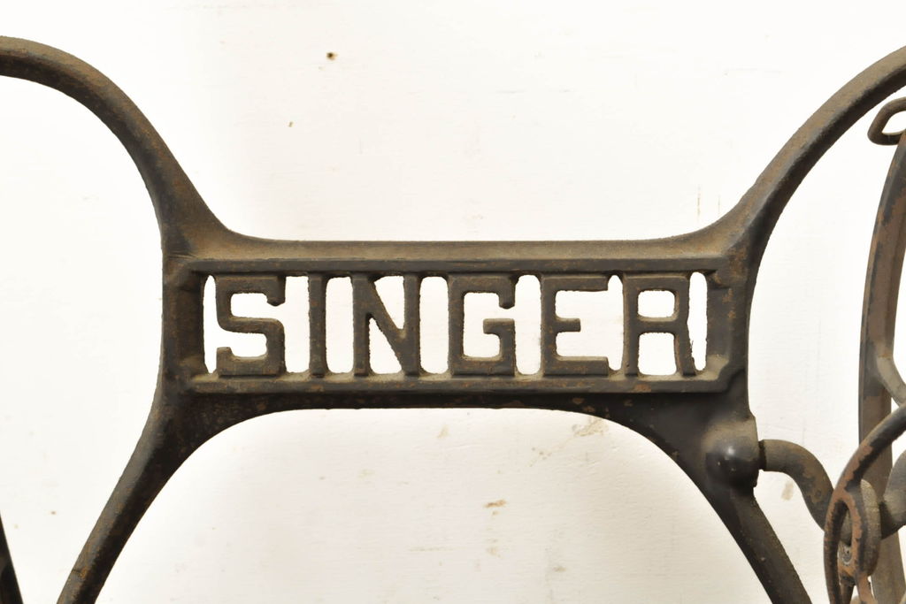 イギリスアンティーク　SINGER(シンガー)社　レトロな佇まいがお洒落なミシンの鉄脚(シンガーミシン、ミシンテーブル、ミシン台)(R-061937)