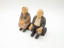 松澤登美雄作　アザレアギャラリー　思い出を切り取った様な温もりを感じる木彫り人形2体(彫刻、オブジェ、置物、夫婦人形、おじいちゃん、おばあちゃん)(R-070474)
