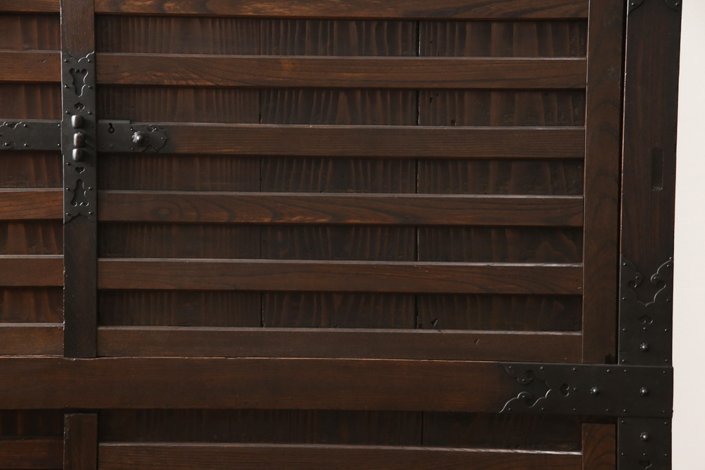 和製アンティーク　前面欅(ケヤキ)材　特大　どっしりとした佇まいが印象的な米沢車箪笥(米沢箪笥、収納棚、キャビネット、水屋箪笥、食器棚)(R-058525)