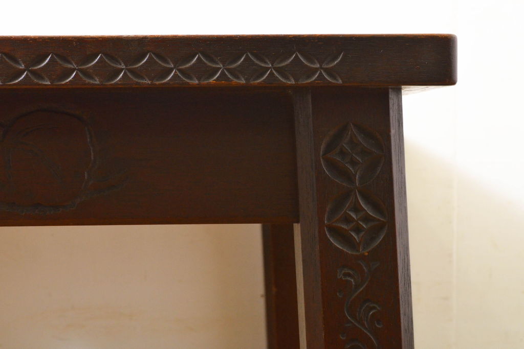 和製ビンテージ　彫刻家　山根八春(やまねやつはる、はっしゅん)　椿の図柄が華やかな空間を演出してくれるローテーブル(センターテーブル、リビングテーブル、サイドテーブル、コーヒーテーブル、カフェテーブル、ヴィンテージ)(R-062420)