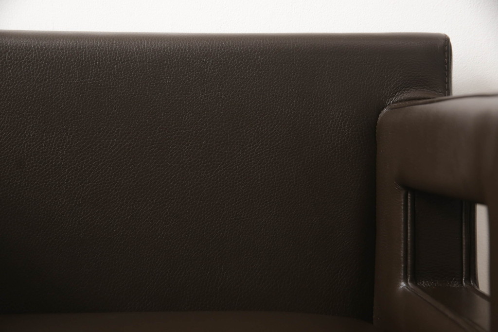 中古　超美品　Cassina(カッシーナ)　CATHERINE MEMMI(カトリーヌ・メミ)　本革　シンプルでシックなデザインが魅力的なアームチェア(ダイニングチェア、椅子、イス)(定価約21万円)(R-058672)