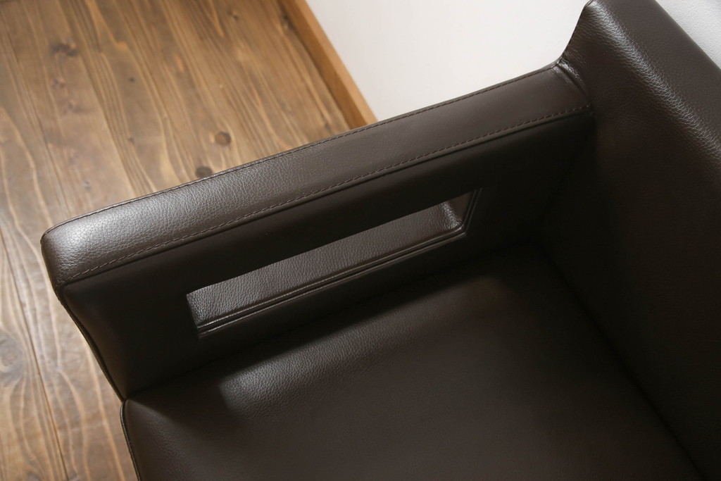 中古　超美品　Cassina(カッシーナ)　CATHERINE MEMMI(カトリーヌ・メミ)　本革　シンプルでシックなデザインが魅力的なアームチェア(ダイニングチェア、椅子、イス)(定価約21万円)(R-058670)