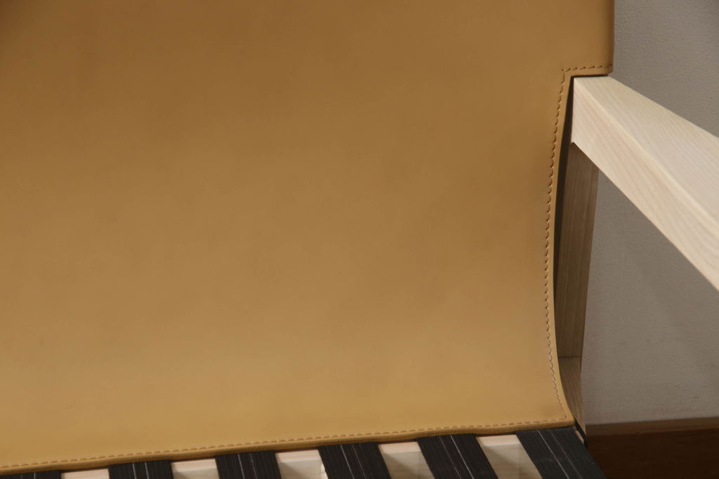 中古　超美品　Cassina(カッシーナ)　ELORO(エローロ)　FY革　本革　洗練されたモダンデザインが格好いい!!メンズライクな空間を演出する2人掛けソファ(2P、二人掛け、クッションソファ、レザーソファ、アームソファ)(定価約170万円)(R-062160)
