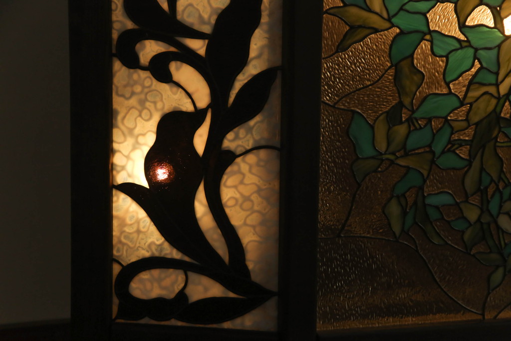和製ビンテージ　職人手造り　照明付き　豪華な花のステンドグラスが美しい衝立て(パーテーション、間仕切り、ヴィンテージ)(R-069587)