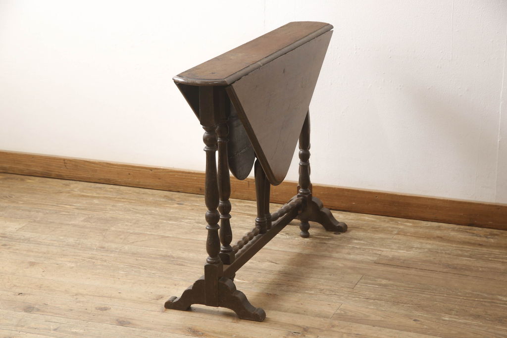 イギリスアンティーク　シックな色合いと凝ったデザインの脚が目を惹くゲートレックテーブル(サイドテーブル、バタフライテーブル、コーヒーテーブル、カフェテーブル、エクステンションテーブル)(R-062254)