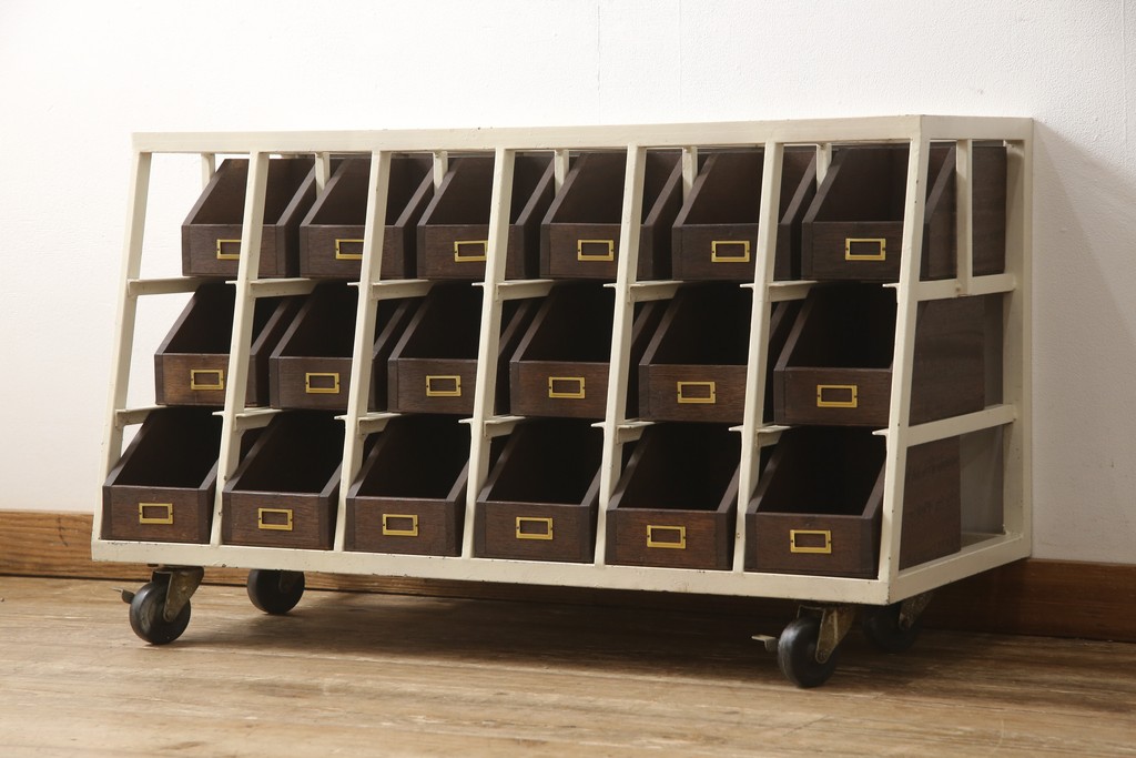 ヴィンテージ家具 ホワイトカラーのアイアンフレームと木箱の組み合わせがおしゃれな収納棚(部品入れ、陳列棚、パーツ入れ、店舗什器、小物収納、ビンテージ)(R-051044)  ラフジュ工房