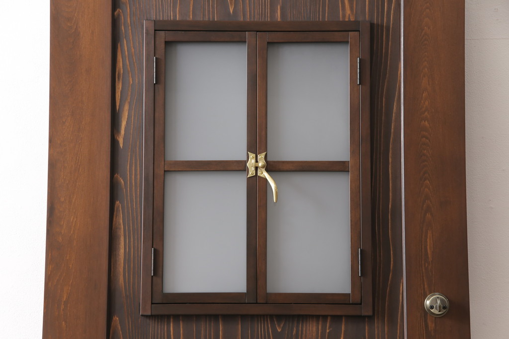【オーダー建具実例】お客様が現在お使いの戸枠に合わせて、小窓付木製ドアを新規製作しました。通気口扉にはすりガラスをはめ込み、本体色味は当店商品を参考にし、外部用塗料にて仕上げました。(扉)