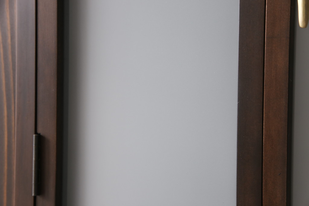 【オーダー建具実例】お客様が現在お使いの戸枠に合わせて、小窓付木製ドアを新規製作しました。通気口扉にはすりガラスをはめ込み、本体色味は当店商品を参考にし、外部用塗料にて仕上げました。(扉)
