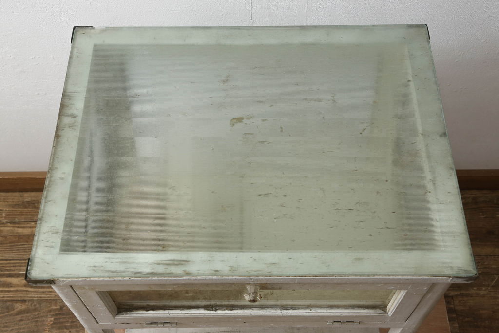 和製アンティーク　ホワイトカラーが可愛らしいケビントガラスケース(ワゴン、サイドテーブル、コンソールテーブル)(R-061428)