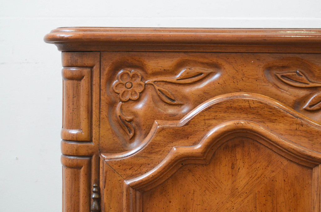 中古　美品!!　可愛らしいお花の彫刻と上品な佇まいが魅力の小振りなサイドボード(サイドテーブル、コンソールテーブル、ホールチェスト、サイドキャビネット、収納棚)(R-069112)