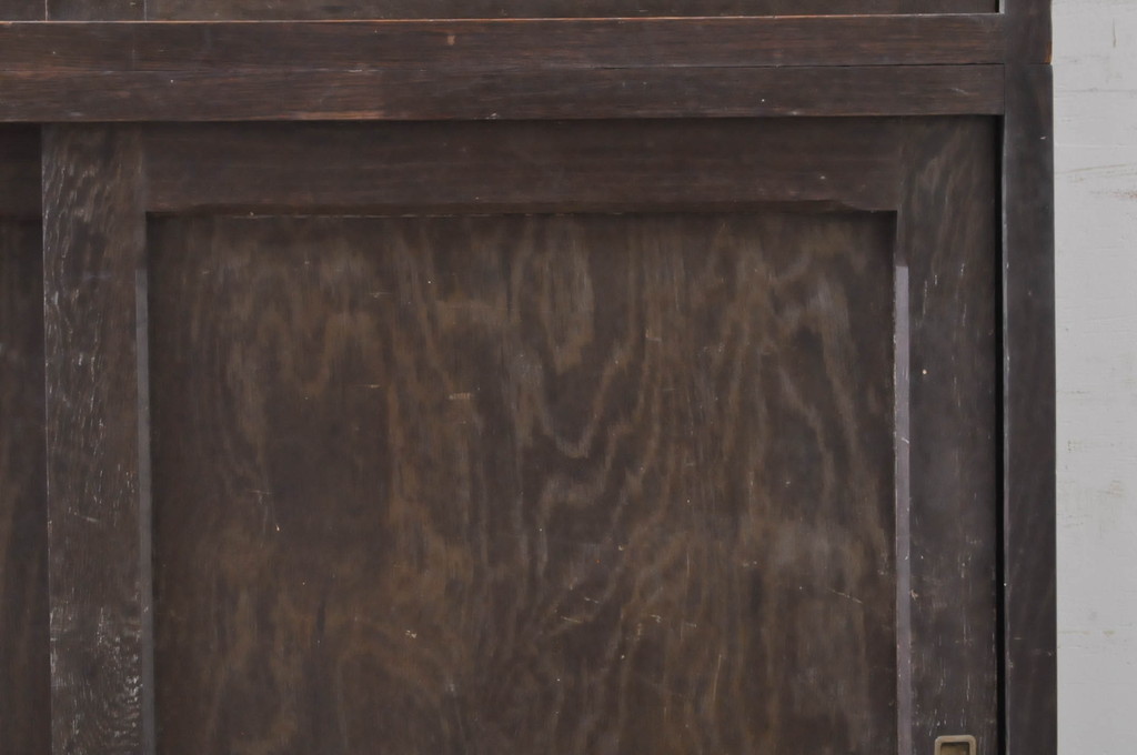 和製アンティーク　ナラ(楢)材　昭和レトロな雰囲気漂う戸棚サイドボード(収納棚、食器棚、サイドキャビネット、ローボード)(R-068540)