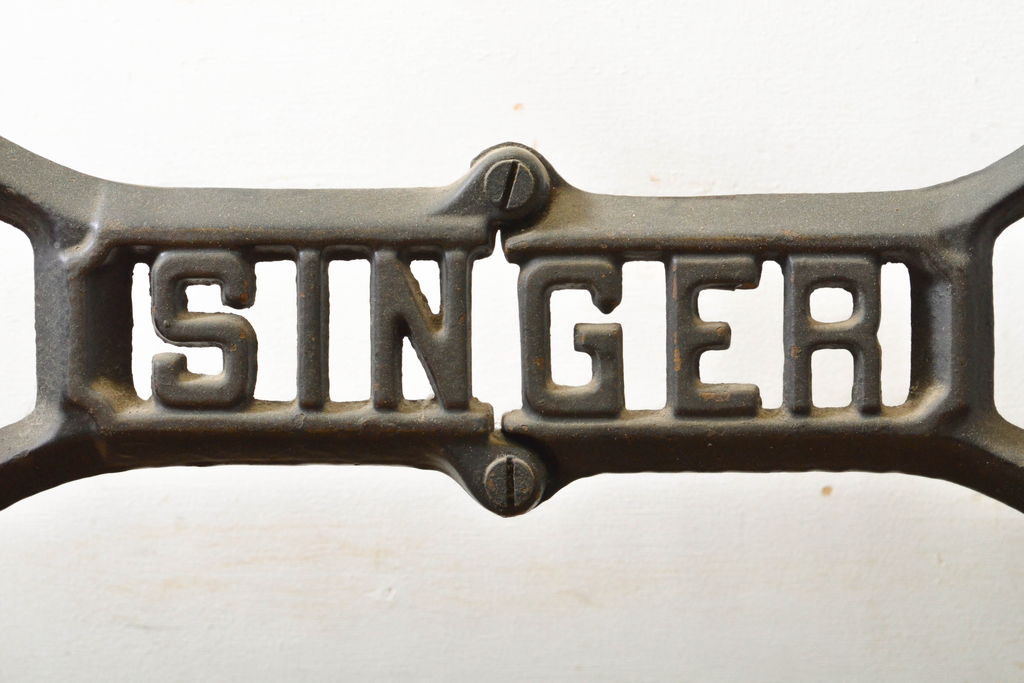 イギリスアンティーク　SINGER(シンガー)社　レトロな佇まいがお洒落なミシンの鉄脚(シンガーミシン、ミシンテーブル、ミシン台、バタフライテーブル)(R-061912)