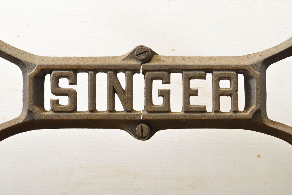 イギリスアンティーク　SINGER(シンガー)社　レトロな佇まいがお洒落なミシンの鉄脚(シンガーミシン、ミシンテーブル、ミシン台、バタフライテーブル)(R-061920)