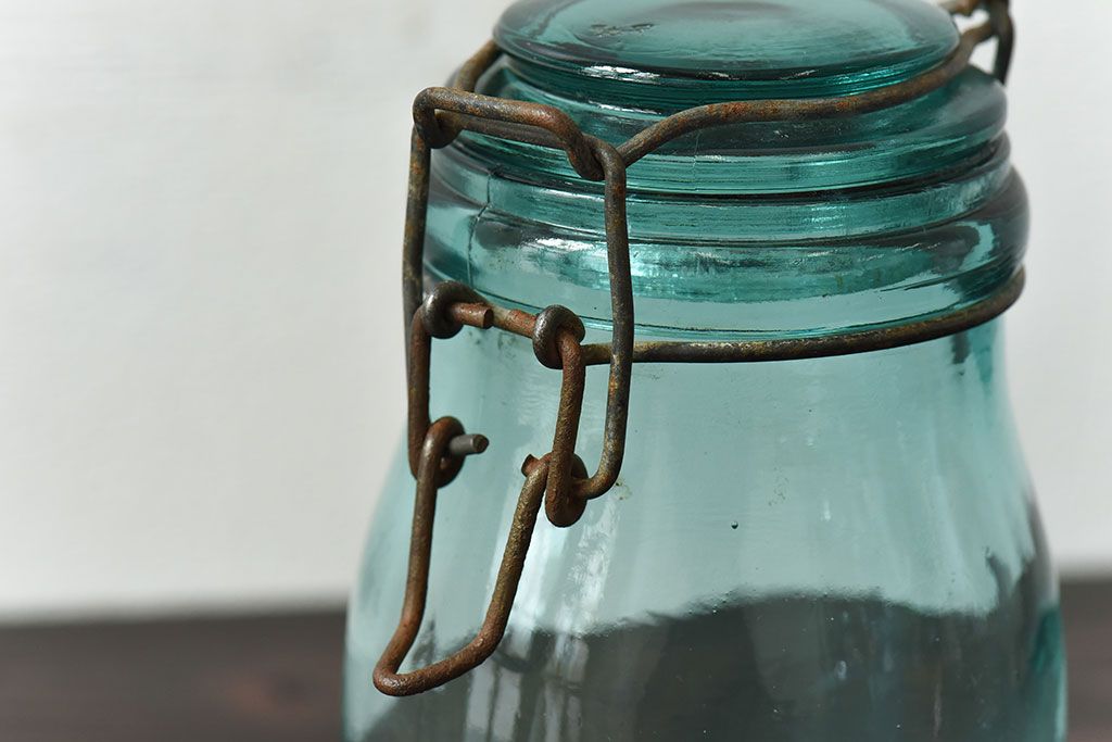 アンティーク雑貨　アンティーク　ミルクボトルのような形が愛らしいガラスジャー(フタ付きガラス瓶、ビン)