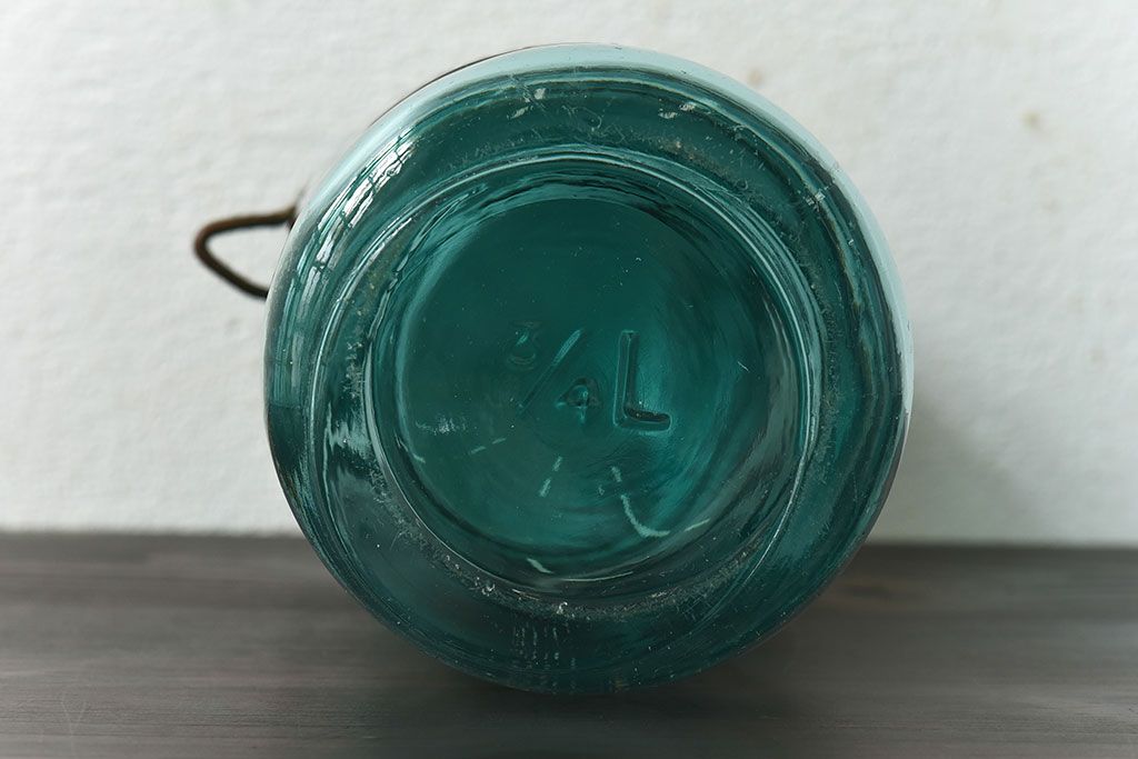アンティーク雑貨　アンティーク　ミルクボトルのような形が愛らしいガラスジャー(フタ付きガラス瓶、ビン)