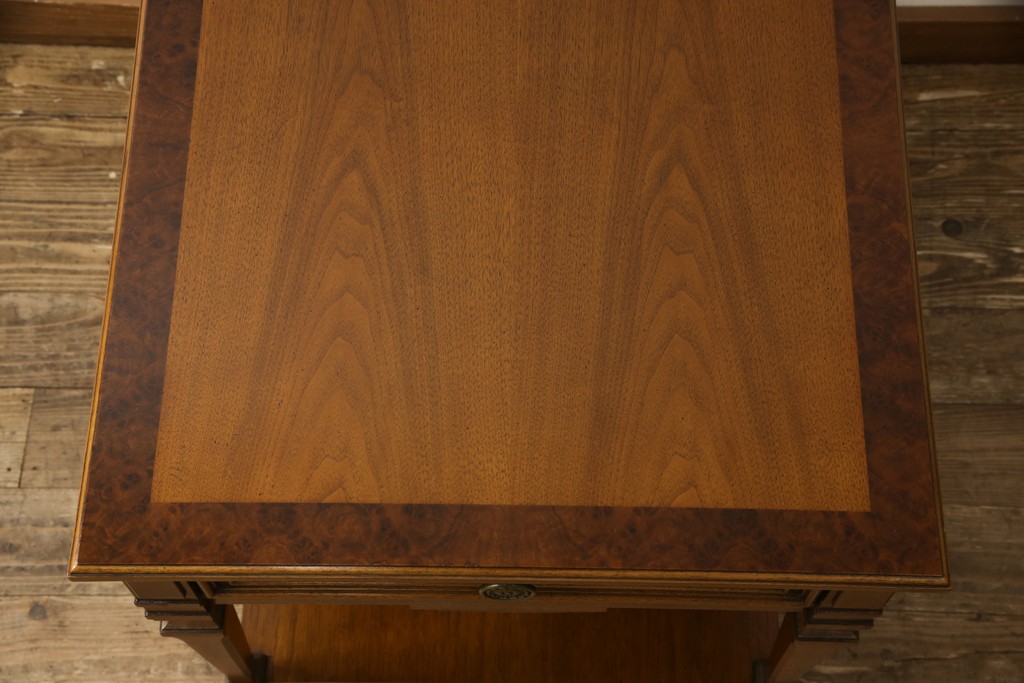 中古　美品　DREXEL HERITAGE JAPAN(ドレクセルヘリテイジジャパン)　594-324　クラシカルなデザインが美しいエンドテーブル(ナイトテーブル、サイドテーブル、サイドチェスト)(R-058606)