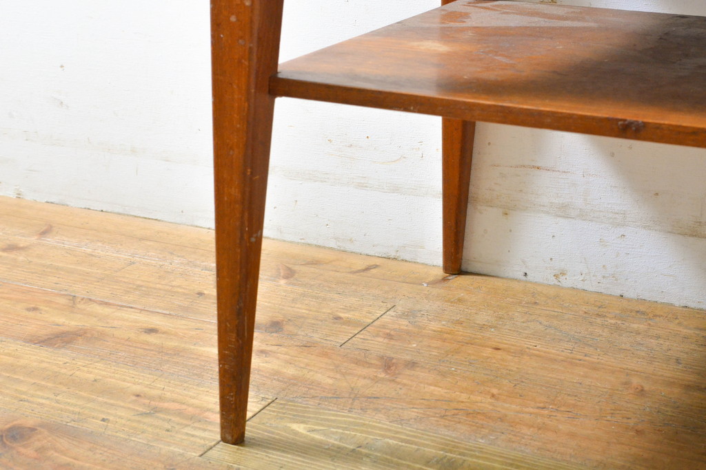 イギリスビンテージ　チーク材　先端に向かって細く伸びた脚がスタイリッシュなサイドテーブル(ローテーブル、リビングテーブル、センターテーブル、ヴィンテージ)(R-063548)