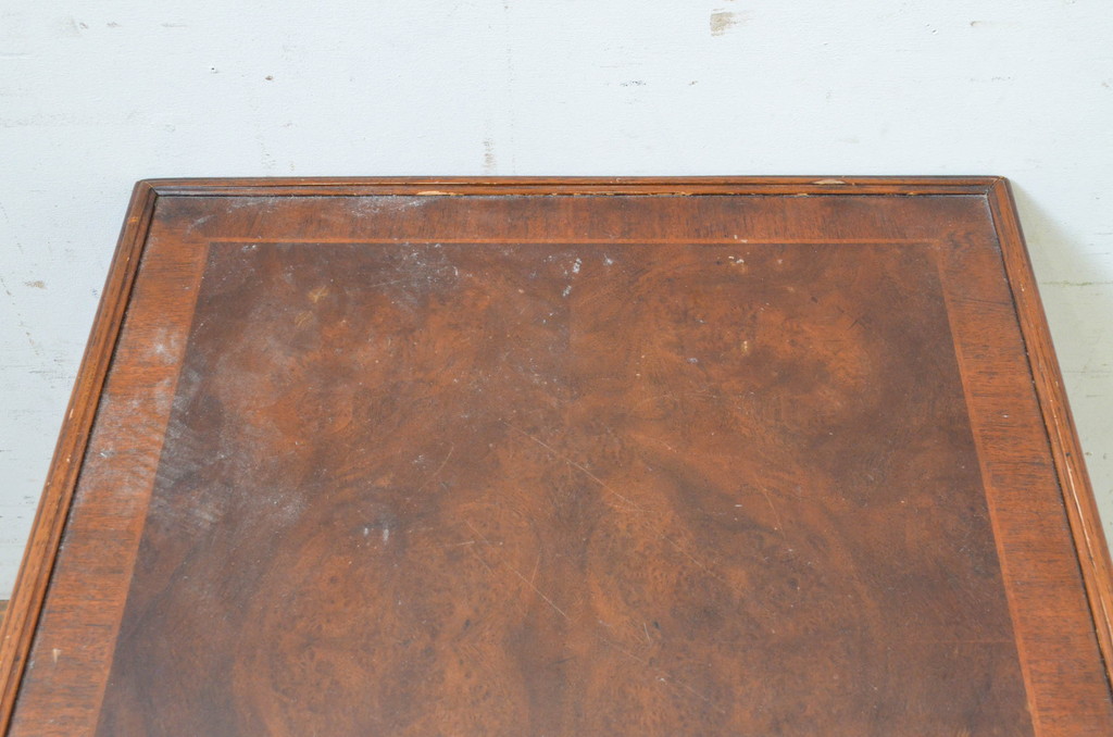 中古　DREXEL HERITAGE(ドレクセルヘリテイジ)　補助テーブル付きのクラシカルなサイドテーブル(ローテーブル、コーヒーテーブル、エンドテーブル、ナイトテーブル、飾り台)(R-069389)