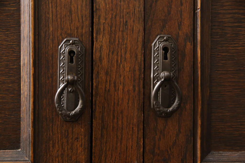 イギリスアンティーク　オーク材　細部まで凝ったつくりが目を引くサイドボード(サイドキャビネット、リビングボード、収納棚、戸棚、英国)(R-070112)