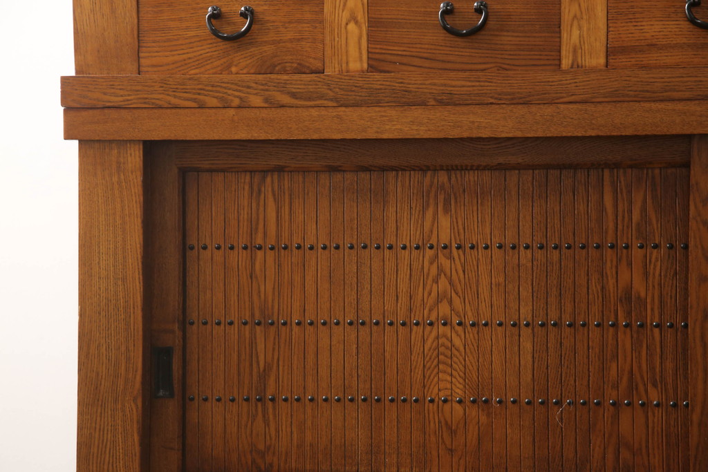 中古　美品　楡(ニレ)材　総無垢材　美しい木目と品のある佇まいが魅力の五尺水屋箪笥サイドボード(引き出し、収納棚、戸棚、食器棚)(R-070145)