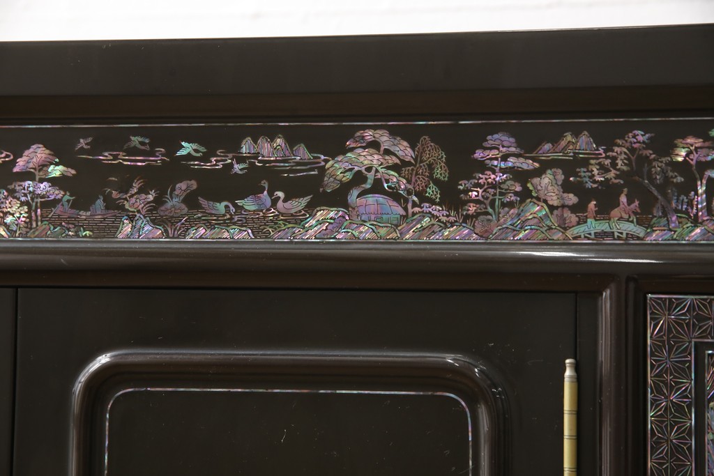 中古　美品　高級品　韓国民芸家具　圧巻!　繊細な螺鈿(ラデン)細工が美しく描かれたサイドボード(収納棚、戸棚、リビングボード)(定価約120万円)(R-058745)