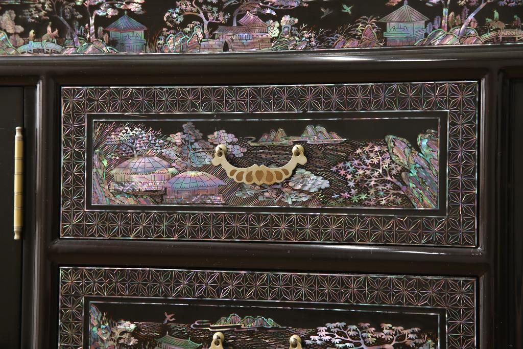 中古　美品　高級品　韓国民芸家具　圧巻!　繊細な螺鈿(ラデン)細工が美しく描かれたサイドボード(収納棚、戸棚、リビングボード)(定価約120万円)(R-058745)
