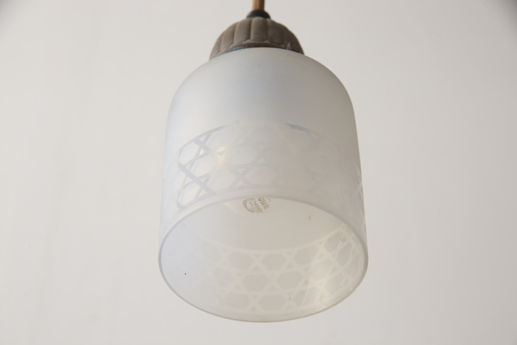 和製アンティーク　レトロな雰囲気が魅力のオパールガラスのエッチング入り天井照明(ペンダントライト、吊り下げ照明、)(R-069903)