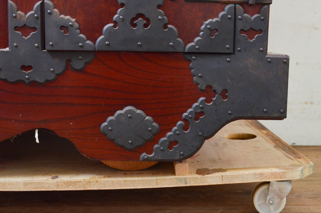 中古　匠工芸　三方欅(ケヤキ)材　重厚感と緻密な美しさを兼ね備えた三国車箪笥(和タンス、時代箪笥、収納たんす、引き出し)(R-069353)
