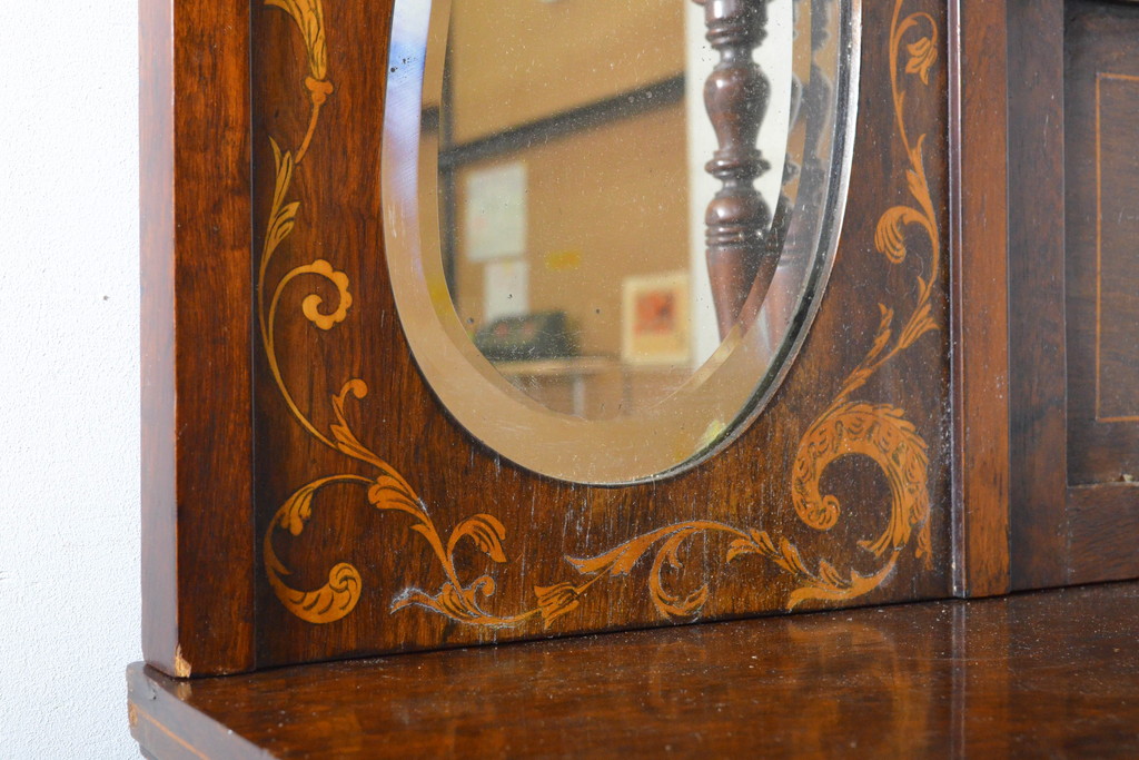 イギリスアンティーク　最高級!!　ローズウッド材　鏡付き　象嵌入り　クラシカルで上品な装飾が目を惹くパーラーキャビネット(飾り棚、戸棚、収納棚、ミラー)(R-063496)